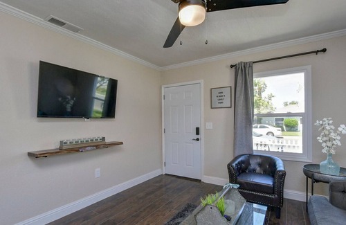 Yuba City Casa | The Jewell Avenue Gem es una casa moderna totalmente remodelada con un toque de estilo rústico.
