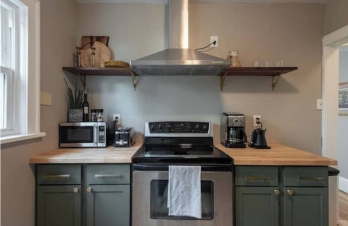 Macalester - Groveland Casa | The June House: a Charming 2BR Apartment in the heart of Mac-Groveland.