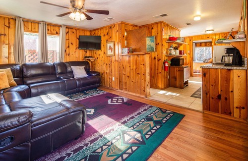 Three Rivers Cabina | La cabaña del río Kaweah tiene capacidad para 8 personas, ubicada a 3 minutos de la entrada.