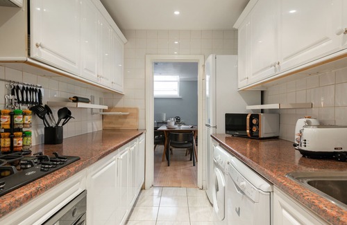 Royal Borough of Kensington and Chelsea Casa | The Kensington Palace Mews - Bright & Modern 6BDR House with Parking Space