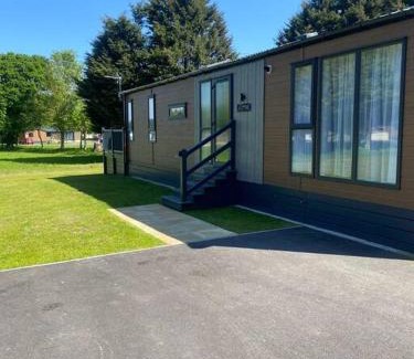 Allerthorpe Casa | The Kestrel Lodge with Hot tub