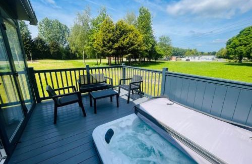Allerthorpe Casa | The Kestrel Lodge with Hot tub