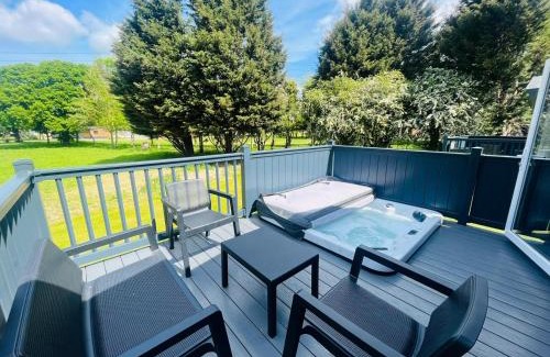Allerthorpe Casa | The Kestrel Lodge with Hot tub