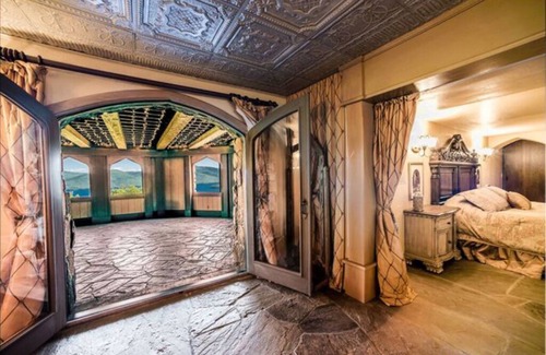 Bolton Landing Otro | 'The King's Suite' in Highlands Castle