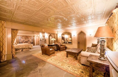 Bolton Landing Otro | 'The King's Suite' in Highlands Castle