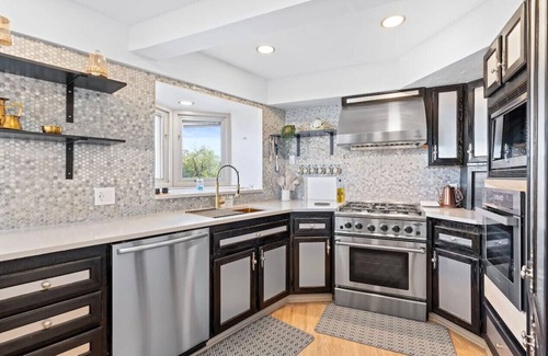 Castle Rock Apartamento | The KingDome: A Unique, Royal Experience w/ Hot Tub | Gym | Steam Room & Views!!