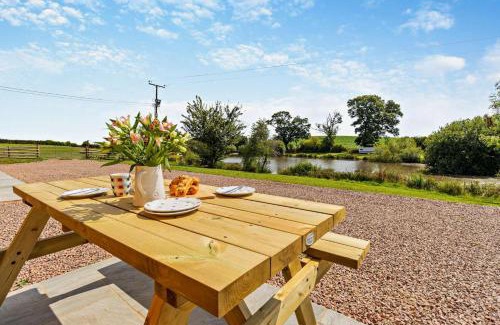 Hereford Casa | The Kingfisher at Canon Bridge Fishery