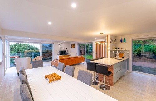 Waiheke Island Villa | The Kingfisher House - Oneroa