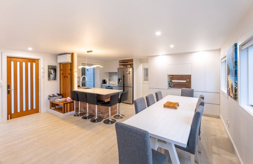 Waiheke Island Villa | The Kingfisher House - Oneroa