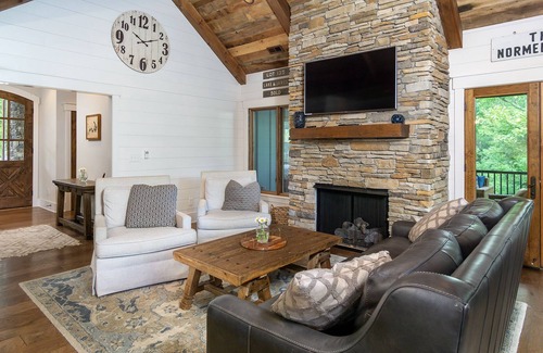 Nebo Casa | The Kingfisher | Pet Friendly, Lakefront Luxury, Private Beach