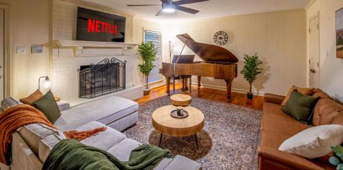 Ellendale Casa | The Kirby House: King Bed, Hot Tub, Game Rooms, Gym
