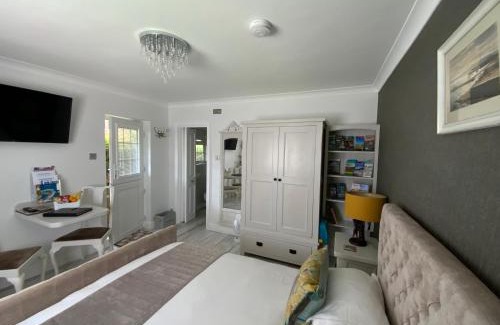 New Forest District Cama Y Desayuno | THE KNIGHTWOOD OAK a Luxury King Size En-Suite Space - LYMINGTON NEW FOREST with Totally Private Entrance - Key Box entry - Free Parking & Private Outdoor Seating Area - Town ,Shops , Pubs & Solent Way Walking Distance & Complimentary Breakfast Items