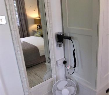 New Forest District Cama Y Desayuno | THE KNIGHTWOOD OAK a Luxury King Size En-Suite Space - LYMINGTON NEW FOREST with Totally Private Entrance - Key Box entry - Free Parking & Private Outdoor Seating Area - Town ,Shops , Pubs & Solent Way Walking Distance & Complimentary Breakfast Items