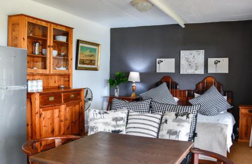 Hilton Casa | The Knoll Historic Guest Farm