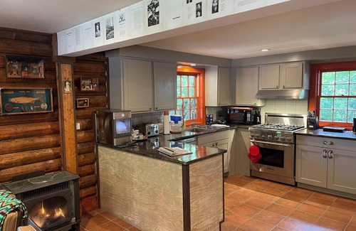 Anderson Valley Casa | The Knotty Oak - 3 Houses / Sleeps 26 in Philo - Weddings/Retreats/Families