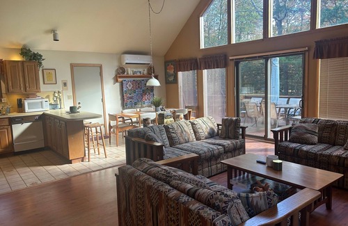 Lake Harmony Estates Casa | The Knotty Pines Charming 3-bedroom house with AC and WiFi in Lake Harmony