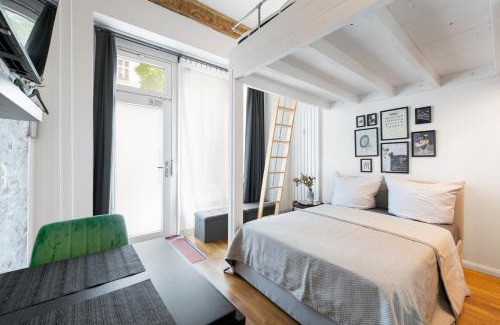 Schoeneberg Apartamento | The Koburger I - central budget studio with extra high bed, Ideal for families & kids or couples