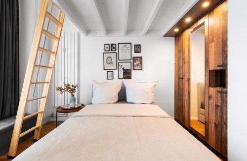 Schoeneberg Apartamento | The Koburger I - central budget studio with extra high bed, Ideal for families & kids or couples