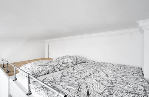 Schoeneberg Apartamento | The Koburger II - central budget studio with extra high bed, Ideal for families & kids or couples