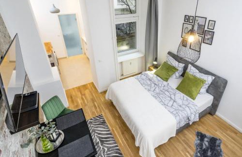 Schoeneberg Apartamento | The Koburger II - central budget studio with extra high bed, Ideal for families & kids or couples