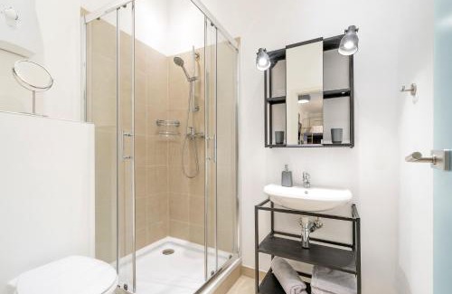 Schoeneberg Apartamento | The Koburger II - central budget studio with extra high bed, Ideal for families & kids or couples