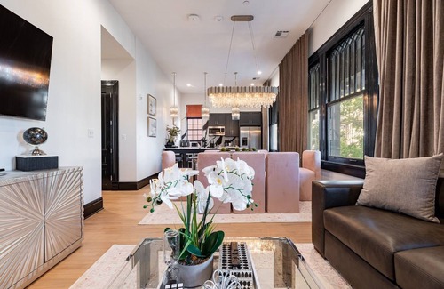 Arts/Warehouse District Hotel | The Krewe 5BR - The Little Lagniappe on St. Charles