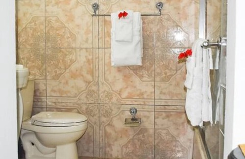 Bamboo Cama Y Desayuno | The L - St. Ann, Jamaica 5-Bedroom /Event Space