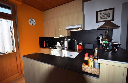 Barboleusaz Apartamento | The La Gare building is located above the Place de la Barboleuse in Gryon next to the train station