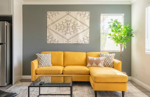 South San Gabriel Casa | The LA Marvel: 2-Bedroom Enchantment - Lightning-Fast Internet, Central AC, and LA's Wonders Within Reach.