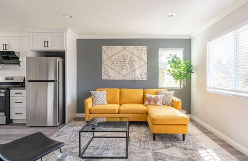 South San Gabriel Casa | The LA Marvel: 2-Bedroom Enchantment - Lightning-Fast Internet, Central AC, and LA's Wonders Within Reach.