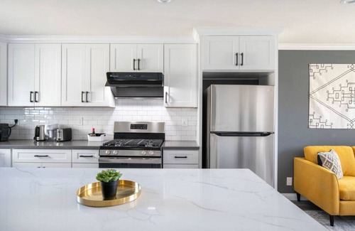 South San Gabriel Casa | The LA Marvel: 2-Bedroom Enchantment - Lightning-Fast Internet, Central AC, and LA's Wonders Within Reach.