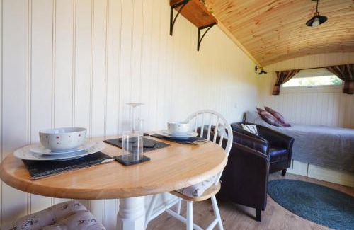 Upper Hulme Cabina | The Laburnum Retreat Shepherd Hut private hot Tub