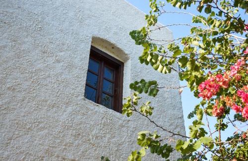 Milos Villa | The Lady of Flakopi