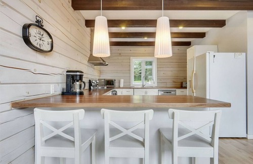 Pontiac Casa | The Lake Escape - Waterfront, Hot tub, Sleeps 14!