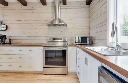 Pontiac Casa | The Lake Escape - Waterfront, Hot tub, Sleeps 14!