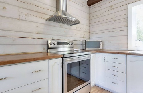 Pontiac Casa | The Lake Escape - Waterfront, Hot tub, Sleeps 14!