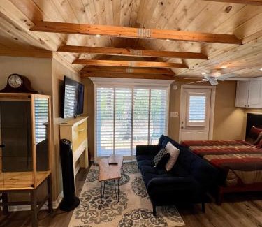 Lake Alfred Casa | The Lake Alfred Citruswood Cabin