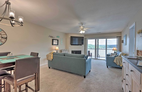 Camdenton Condominio | 'The Lake Escape’ w/ Balcony & Pool Access!
