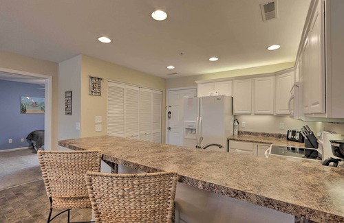 Camdenton Condominio | 'The Lake Escape’ w/ Balcony & Pool Access!