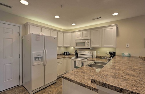 Camdenton Condominio | 'The Lake Escape’ w/ Balcony & Pool Access!