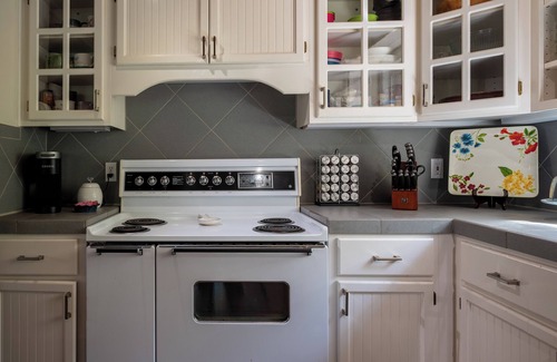 Glencoe Cabina | The Lake House - Beachfront w/ AC & Hot tub available!