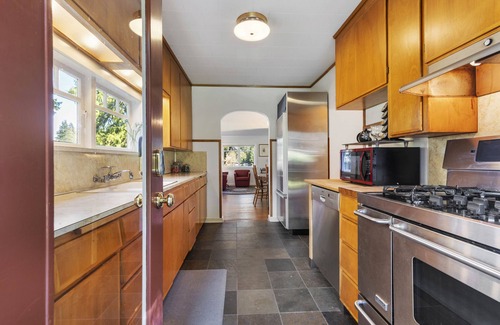 East Renton Highlands Casa | The Lake House - hot tub, waterfront