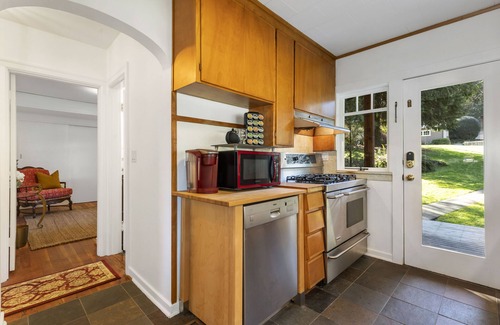 East Renton Highlands Casa | The Lake House - hot tub, waterfront