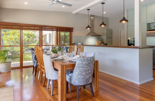 Tarbuck Bay Casa | The Lake House - unique lake house close to Seal Rocks