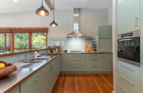 Tarbuck Bay Casa | The Lake House - unique lake house close to Seal Rocks