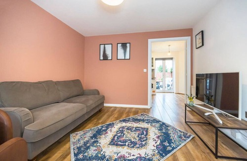 Parsloes Casa | The Lake Hub: Comfortable 2-Bedroom Apartment with Private Garden