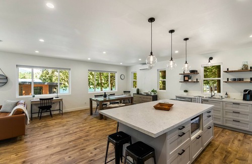 Sedro-Woolley Casa | The Lake Hut - a perfect place to relax and play on shore of Lake Whatcom