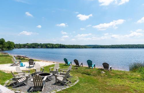 Pocono Lake Casa | The Lake Life by AvantStay Lakefront View Hot Tub
