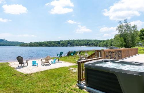 Pocono Lake Casa | The Lake Life by AvantStay Lakefront View Hot Tub
