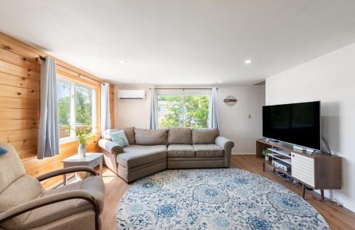 Pocono Lake Casa | The Lake Life by AvantStay Lakefront View Hot Tub